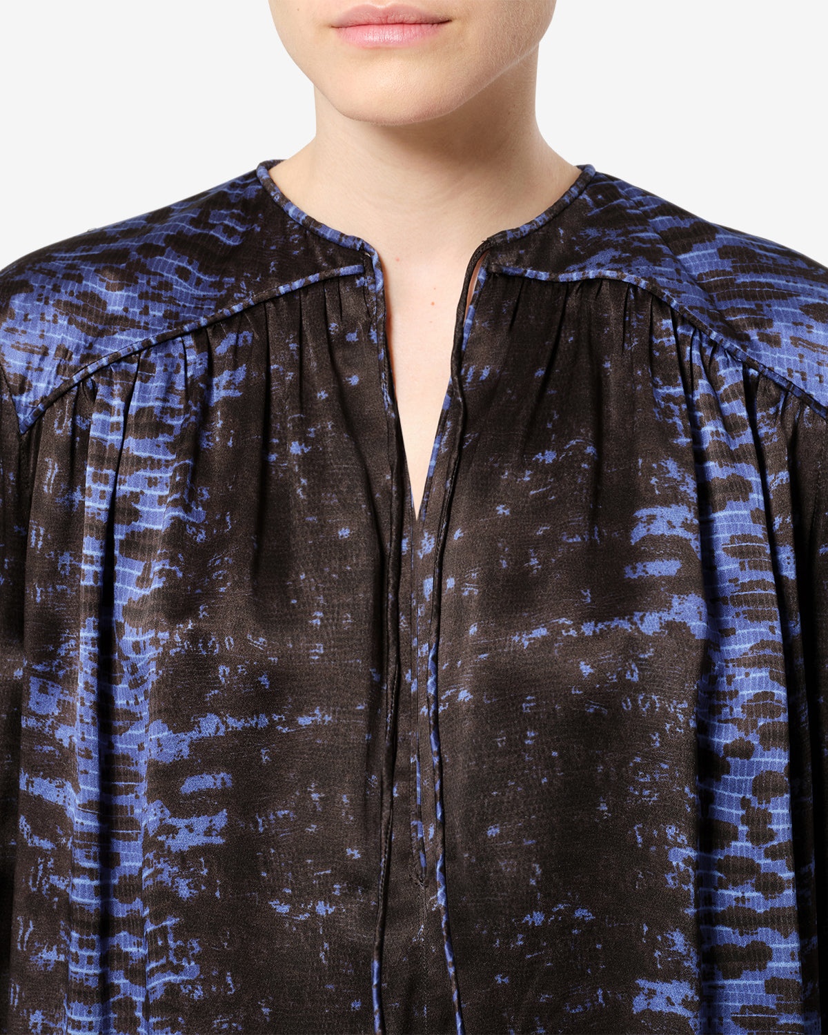 iris-rennes-isabelmarant_laraya-silk-blouse-midnight_02